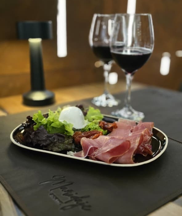 Antipasto de la Degustación 4 Pasos: burrata y pimientos asados